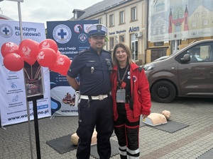 Policjant ruchu drogowego stoi z ratownikiem WOPR