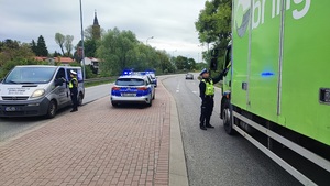 Policjanci sprawdzają trzeźwość kierujących