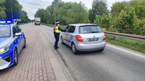 Policjantka sprawdza trzeźwość kierującego