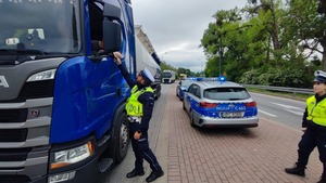 Policjant sprawdza trzeźwość kierującego