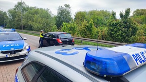 Policjantka sprawdza trzeźwość kierującego