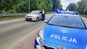 Policjant przeprowadza kontrolę trzeźwości