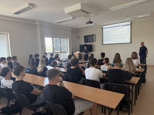 Policjantka opowiada uczestnikom o pracy w Policji i zasadach rekrutacji