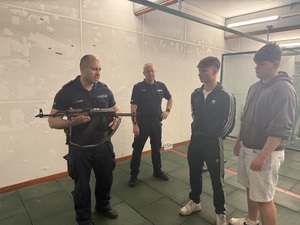 Policjant prezentuje broń służbową
