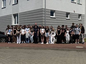 zdjęcie grupowe uczestników z policjantami
