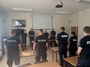 Otwarcie eliminacji. Policjanci stoją.