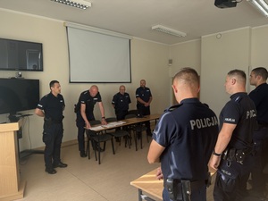 Otwarcie eliminacji. Policjanci stoją.