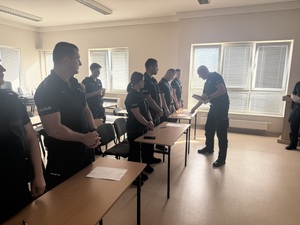 Kierownik OPI rozdaje arkusze egzaminacyjne.