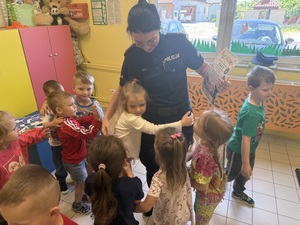 Dzieci dziękują policjantce za spotkanie.