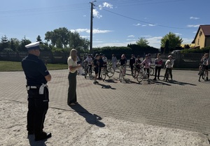 Uczeń pokonuje tor rowerem.