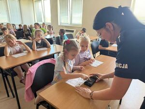 Dzieci robią odbitki palców.