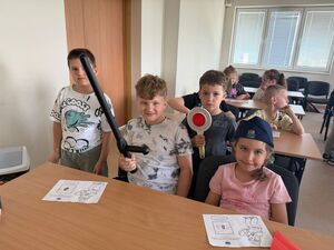 Dzieci trzymają sprzęt służbowy