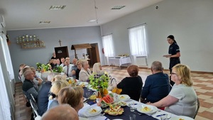 Policjantka prowadzi prelekcję