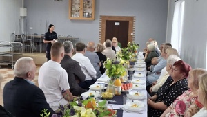 Policjantka prowadzi prelekcję