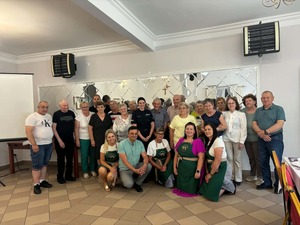 Zdjęcie grupowy policjantki z seniorami