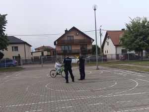 Policjanci nadzorują tor przeszkód