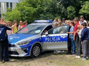 Dzieci oglądają radiowóz