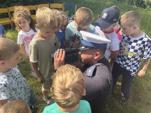 Policjant pokazuje sprzęt