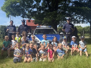 Zdjęcie grupowe dzieci z policjantami