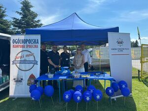 Policjanci pod namiotem profilaktycznym