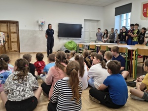 Policjantka rozmawia z uczniami