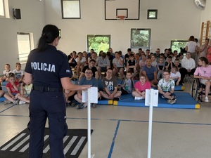 Policjantka rozmawia z uczniami