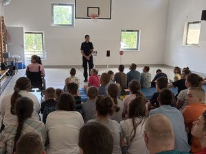 Policjantka rozmawia z uczniami