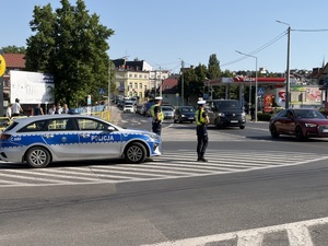 Policjanci ruchu drogowego dbają o bezpieczeństwo na drodze