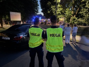 Policjanci zabezpieczają imprezę