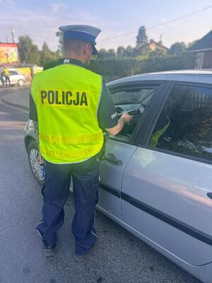 Policjant sprawdza trzeźwość