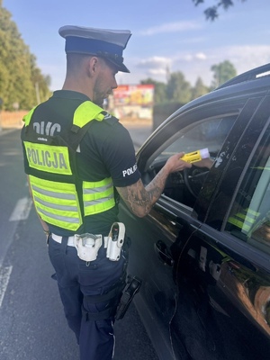 Policjant sprawdza trzeźwość