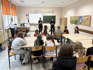 Policjantki rozmawiają z dziećmi
