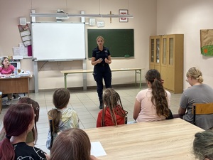 Policjantka rozmawia z dziećmi