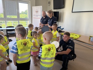 Policjanci pokazują sprzęt służbowy