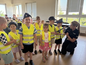 Dzieci z policjantką