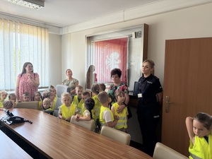 Policjantka pokazuje sztandar