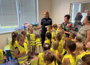 Policjantka pokazuje Niebieski Pokój