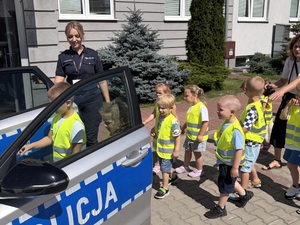 Dzieci przy radiowozie