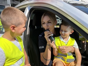 Dzieci z policjantka w radiowozie