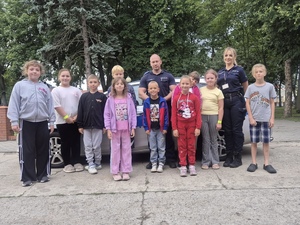 Zdjęcie grupowe dzieci z policjantami