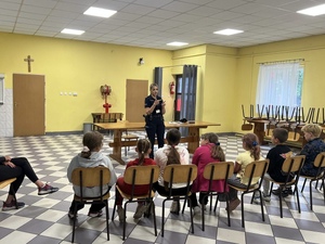 Policjantka rozmawia z dziećmi o bezpieczeństwie