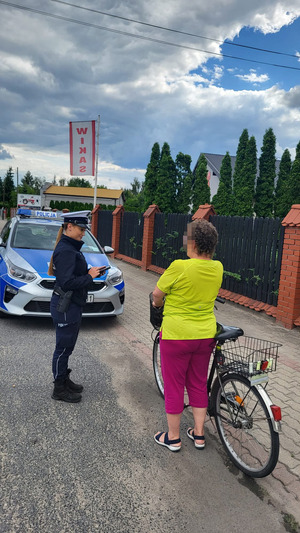 Policjantka kontroluje rowerzystę