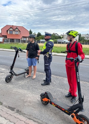 Policjant kontroluje osoby na hulajnodze