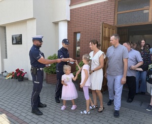 Policjanci rozdają obrazki