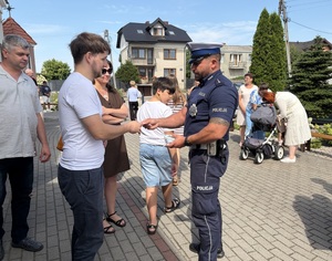 Policjant rozdaje obrazki