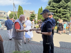 Policjanci rozdają obrazki
