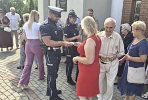 Policjanci rozdają obrazki