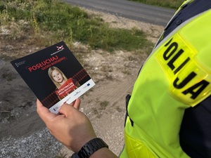 Policjant trzyma ulotkę