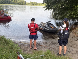 Policjantka i ratownik wopr patroluja jezioro