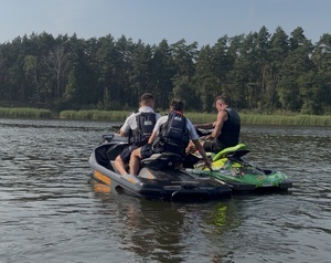 Policjanci kontrolują osobę na skuterze wodnym